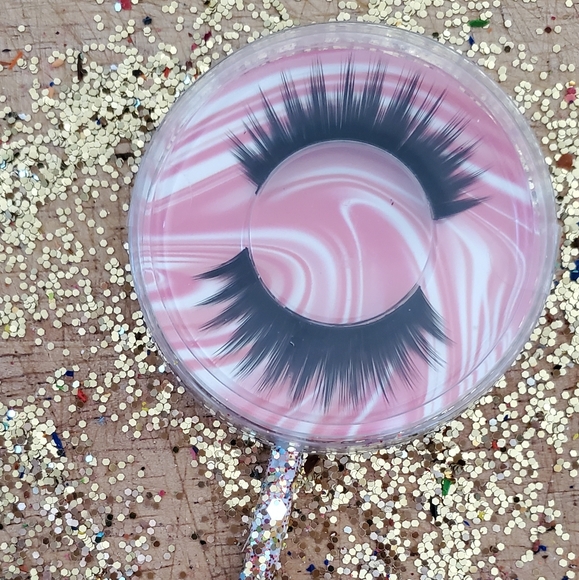 Beautiful, false eyelashes - Picture 2 of 3